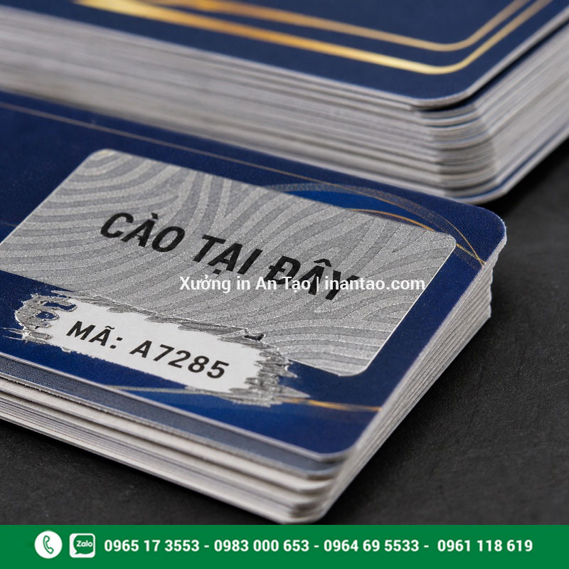Cận cảnh gia công phủ nhũ cào bảo mật Gia công thẻ cào với lớp nhũ bạc chống soi