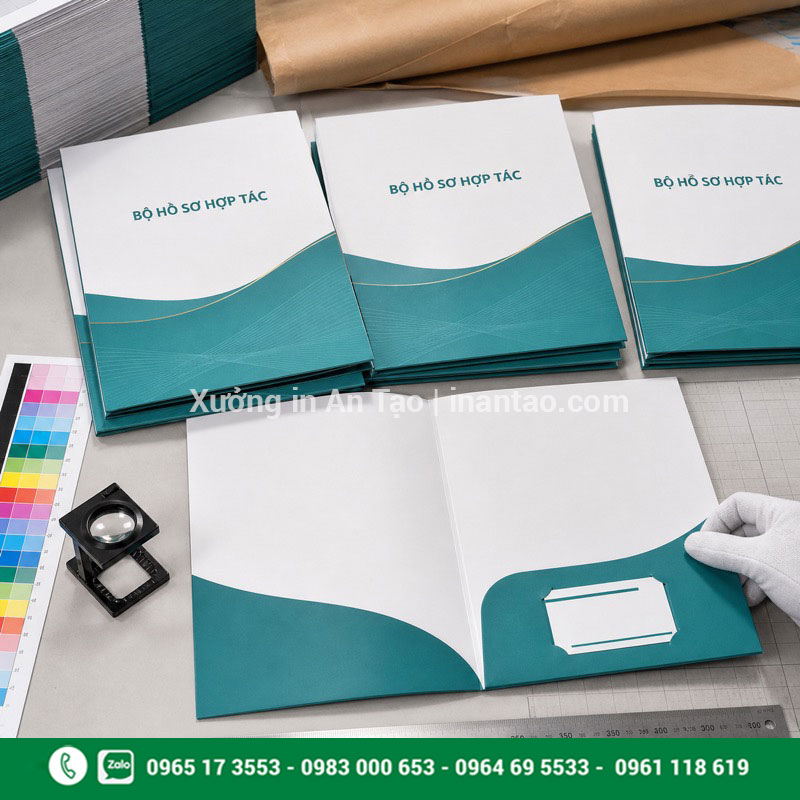 Kiểm tra chất lượng in bìa kẹp hồ sơ tại xưởng Kiểm tra màu sắc, đường bế và khe card sau khi in bìa kẹp hồ sơ