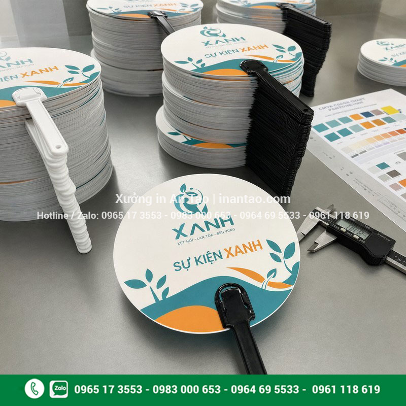 Kiểm tra thành phẩm quạt giấy quảng cáo tại xưởng Kiểm tra chất lượng lô quạt giấy quảng cáo đã hoàn thiện