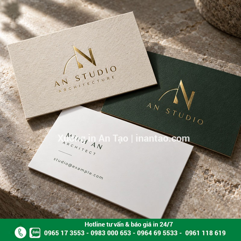 Minh họa chất liệu và hiệu ứng ép kim trên danh thiếp Danh thiếp giấy trắng và xanh đậm với logo AN STUDIO ép kim màu vàng