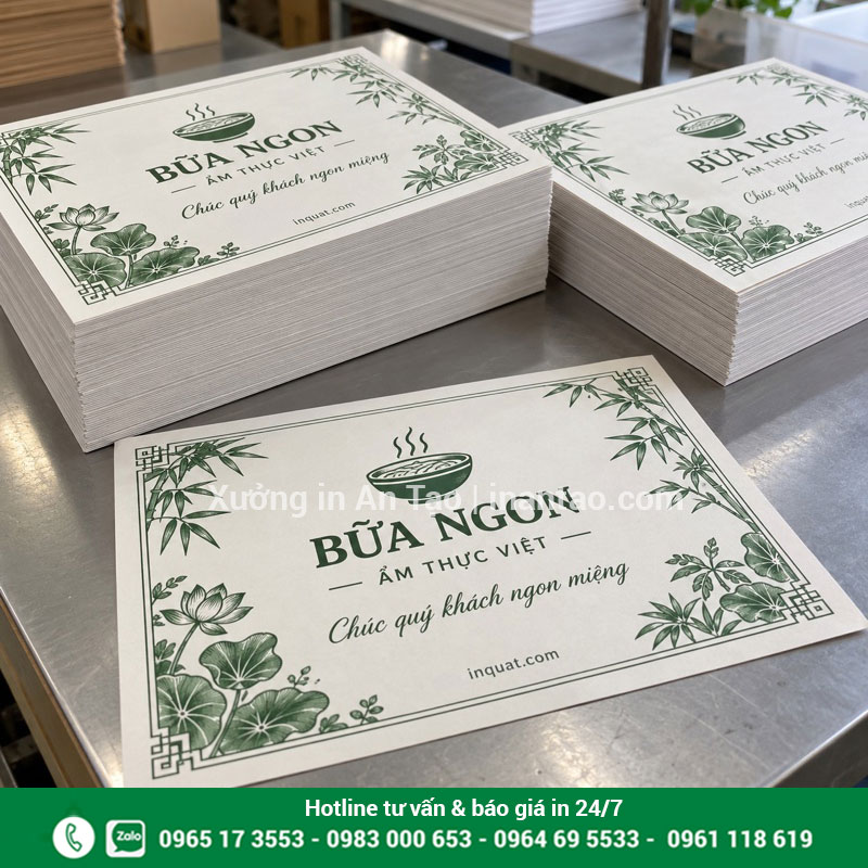 Giấy lót bàn hoàn thiện theo từng xấp Các chồng giấy lót bàn ăn dùng 1 lần đã in và cắt thành phẩm