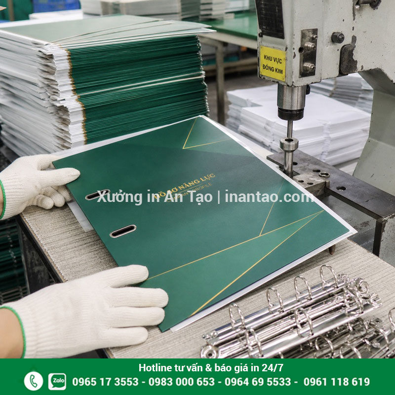 Quy trình sản xuất bìa còng tại xưởng inquat.com Công đoạn sản xuất bìa còng và đóng bộ còng kim loại tại xưởng
