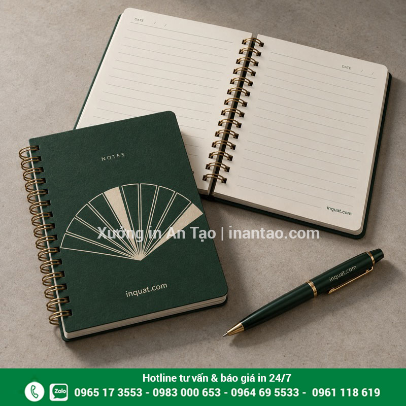Mẫu sổ ghi chú in logo đóng lò xo Sổ ghi chú in logo inquat.com bìa xanh, đóng lò xo và ruột kẻ dòng